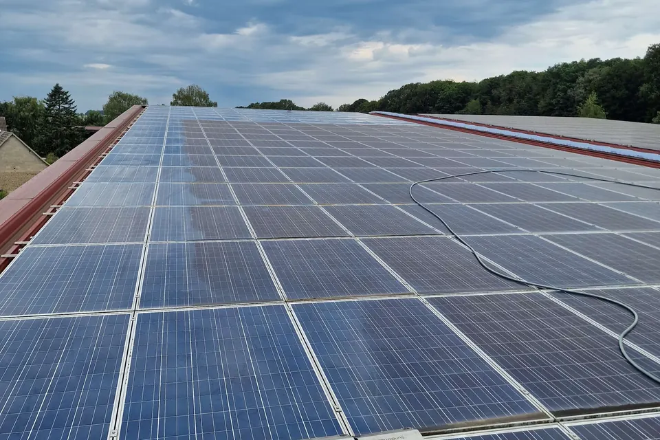 Großflächige PV-Anlage auf einem Gewerbedach in Köln mit Reinigungsroboter