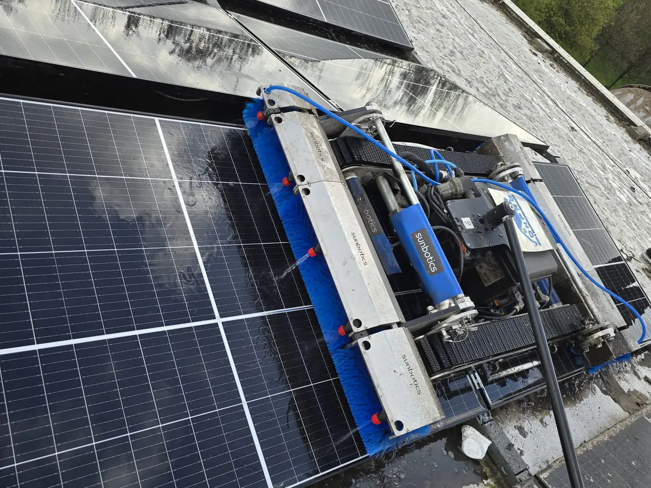 Reinigung: Reinigungsroboter im Einsatz auf den PV-Modulen